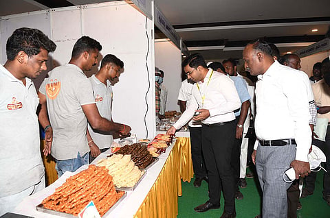 உணவு கண்காட்சியை கலெக்டர் செந்தில்ராஜ் பார்வையிட்டபோது எடுத்தபடம்.