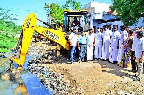 பாளை எம்.கே.பி.நகரில் கால்வாய் தூர்வாரும் பணியை அப்துல்வகாப் எம்.எல்.ஏ. தொடங்கி வைத்தார்.