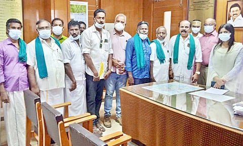 தொழிற்சங்கங்கள், விவசாய நலச்சங்கங்கள், உள்நாட்டு மீனவர் சங்கத்தினர் மாவட்ட கலெக்டர் காயத்ரி கிருஷ்ணனிடம் மனு