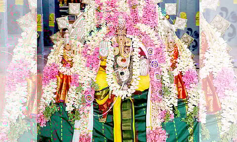 சிறப்பு அலங்காரத்தில் தெட்சணாமூர்த்தி விநாயகர்