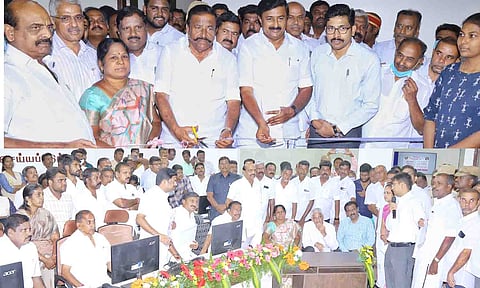 ஒரு குரல் புரட்சி திட்டத்தை அமைச்சர் கே.என்.நேரு தொடங்கி வைத்து அதிகாரிகளுடன் ஆலோசனை நடத்திய காட்சி. 