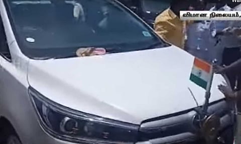 கார் மீது வீசப்பட்ட காலணி