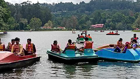 நட்சத்திர ஏரியில் உற்சாகமாக படகுசவாரி செய்யும் சுற்றுலா பயணிகள்.