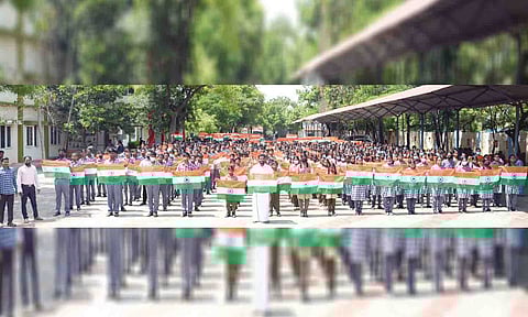 தேசிய கொடியுடன் மாணவர்கள் விழிப்புணர்வு ஏற்படுத்திய காட்சி.