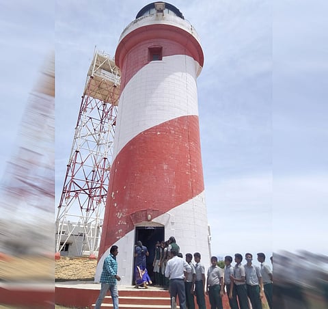 மணப்பாடு கலங்கரை விளக்கை பார்வையிடும் மாணவர்கள்.