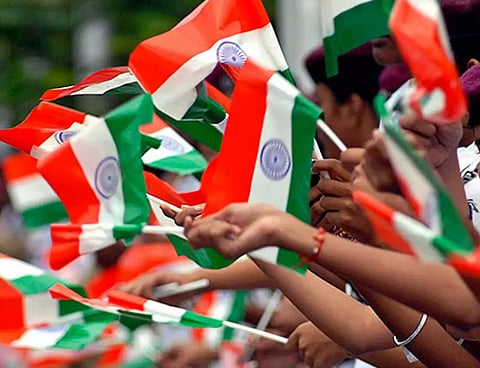 தொழிலாளர்களுக்கு தேசிய கொடி வழங்க வேண்டும்- நிறுவனங்களுக்கு தொழிலக பாதுகாப்பு இணை இயக்குனர் சரவணன் வேண்டுகோள்