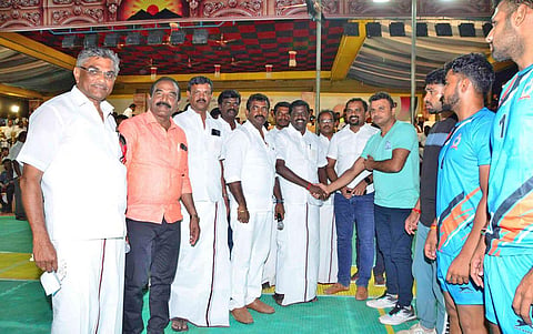 விளையாட்டு போட்டியை தென்காசி தெற்கு மாவட்ட தி.மு.க. செயலாளர் சிவபத்மநாபன் தொடங்கிவைத்தபோது எடுத்த படம். அருகில் மாவட்ட பஞ்சாயத்து தலைவர் வி.எஸ்.ஆர்.ஜெகதீஷ் மற்றும் பலர் உள்ளனர்.
