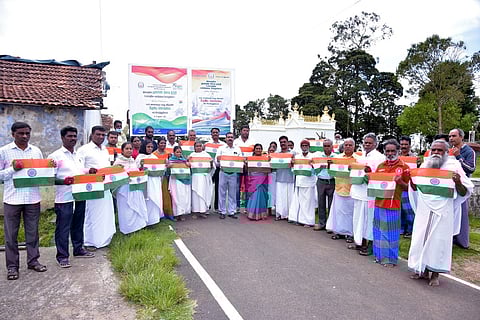 கோத்தகிரியில் பழங்குடியின மக்களுக்கு தேசிய கொடி வினியோகம்