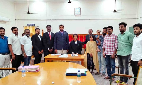 இணைந்த தம்பதியினரை படத்தில் காணலாம்.