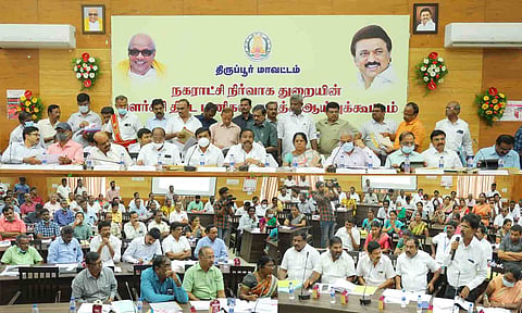 அமைச்சர் கே.என்.நேரு தலைமையில் ஆய்வு கூட்டம் நடைபெற்ற காட்சி. 