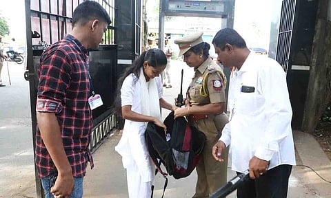சுதந்திர தினவிழா நடைபெற்ற திருப்பூர் அரசு சிக்கண்ணா கலைக்கல்லூரிக்கு வந்த மாணவியின் உடைமைகளை போலீசார் சோதனை செய்த காட்சி. 