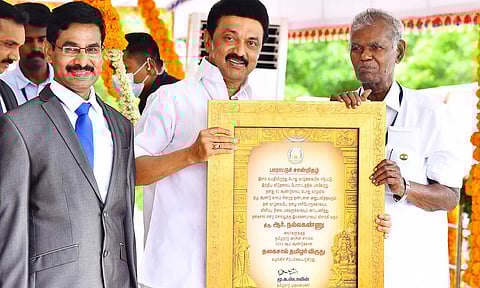 முதலமைச்சர் மு.க.ஸ்டாலின், ஆர்.நல்லகண்ணுவுக்கு தகைசால் தமிழர் விருதுடன், ரூ.10 லட்சத்துக்கான காசோலை மற்றும் பாராட்டு சான்றிதழை வழங்கி சிறப்பித்தார்.