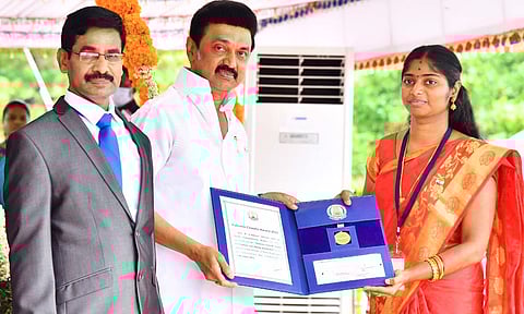 துணிவு, சாகச செயலுக்காக கீழ்வேளூர் எழிலரசிக்கு கல்பனா சாவ்லா விருதை முதலமைச்சர் வழங்கினார்