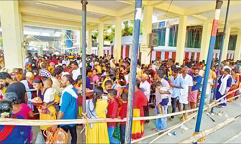 இருக்கன்குடி மாரியம்மன் கோவிலில் குவிந்த பக்தர்கள்