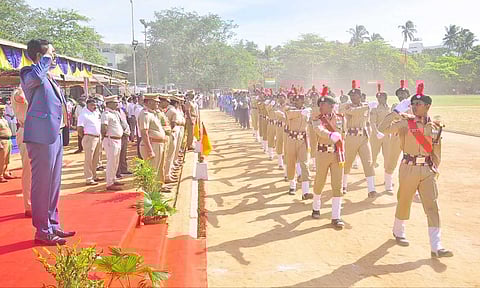 நாகர்கோவில் அண்ணா விளையாட்டு அரங்கத்தில் நடந்த சுதந்திர தினவிழாவில் கலெக்டர் கொடி ஏற்றினார்