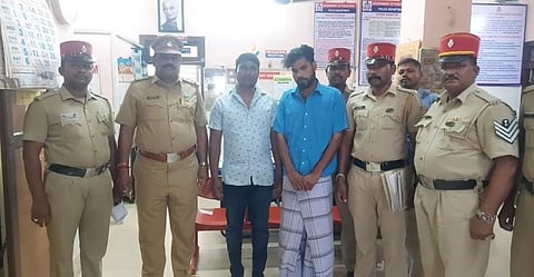 கைது செய்யப்பட்டவரை படத்தில் காணலாம்.