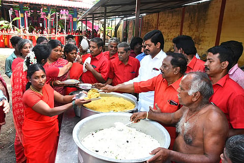விழுப்புரம் ஆதிபராசக்தி கோவிலில் ஆடிப்பூர பெருவிழாவையொட்டி நடந்த கஞ்சிவார்த்தலை லட்சுமணன் எம்.எல்.ஏ. தொடங்கி வைத்து பக்தர்களுக்கு அன்னதானம் வழங்கினார்.அருகில் ஆதிபராசக்தி ஆன்மீக இயக்க மாவட்ட தலைவர் ஜெயபாலன் உள்ளார்.