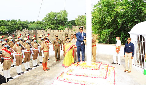 75-வது சுதந்திர தினத்தையொட்டி வேலூர் கோட்டை கொத்தளத்தில் கலெக்டர் குமாரவேல் பாண்டியன் தேசிய கொடி ஏற்றினார்.