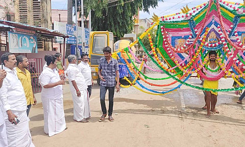 கரகம் எடுத்து வந்த பக்தர்கள்.