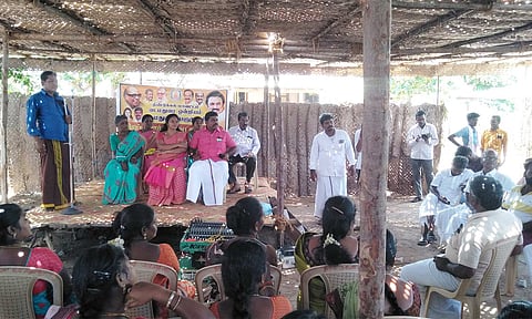 வார்டு சபை கூட்டத்தில் கலந்து கொண்டவர்களை படத்தில் காணலாம்.