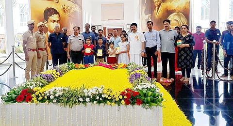 சுதந்திர தினவிழாவில் அப்துல்கலாம் குடும்ப குழந்தைகளுக்கு டி.ஆர்.டி.ஓ. சார்பில் பரிசு வழங்கப்பட்டது.