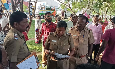 போலீசார் மகேஸ்வரன் எழுதிய கடிதத்தை எடுத்து விசாரித்த காட்சி.