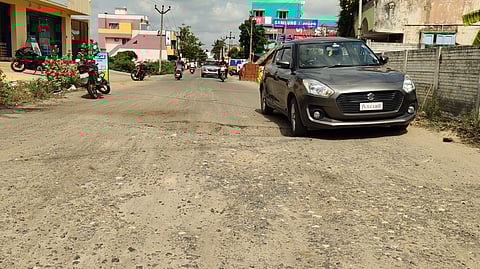 குண்டும் குழியுமான சாலையை படத்தில் காணலாம்.