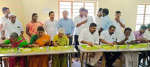 ராஜா எம்.எல்.ஏ., நகராட்சி சேர்மன் உமா மகேஸ்வரி சரவணன் ஆகியோர் சமபந்தி விருந்தில் கலந்துகொண்டபோது எடுத்தபடம்