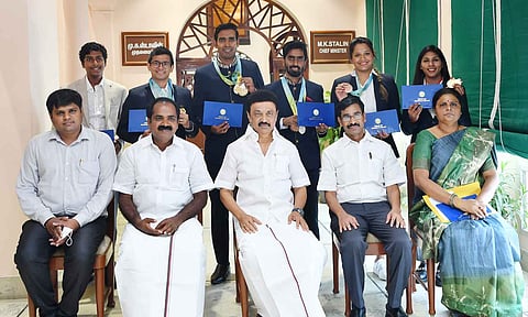 காமன்வெல்த் போட்டிகளில் பதக்கம் வென்ற தமிழக வீரர்களுக்கு ஊக்கத்தொகை: முதல்வர் ஸ்டாலின் வழங்கினார்