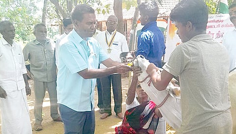கன்றுகளுக்கு 2981 ரோட்டரி மாவட்ட கால்நடை மருத்துவ முகாம் தலைவர் டாக்டர் வி. பாலகிருஷ்ணன் பூச்சி மருந்து, குடற்புழு நீக்க மாத்திரை செலுத்தினார்.