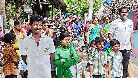 உபகரணங்களுடன் ஊர்வலமாக வந்த பெற்றோர்கள்.