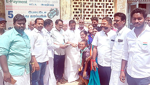 தஞ்சை தெற்கு மாவட்ட காங்கிரஸ் சார்பில் மாவட்ட தலைவர் கிருஷ்ணசாமி வாண்டையார் இனிப்புகளை வழங்கினார்.