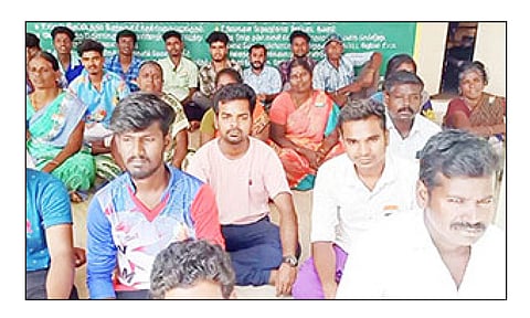 பொதுமக்கள் தர்ணா போராட்டத்தில் ஈடுபட்ட போது எடுத்த படம்.