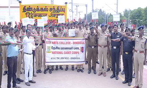 திண்டுக்கல் ரெயில் நிலையத்தில் ேபாதை தடுப்பு உறுதிமொழி எடுக்கப்பட்டது.