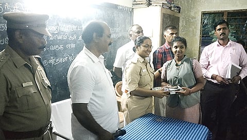 மாணவர்களுக்கு எஸ்.பி. நிஷா நிவாரண உதவி வழங்கினார்.