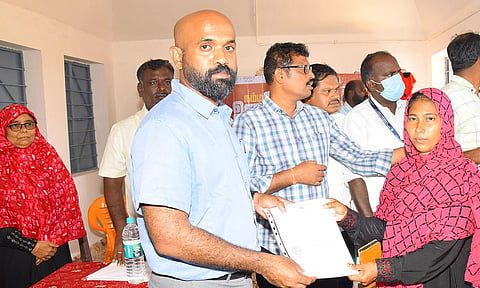 கீழக்கரை அருகே உள்ள குலபதம் கிராமத்தில் பயனாளிகளுக்கு பட்டா மாறுதல் உத்தரவை கலெக்டர் ஜானிடாம் வர்கீஸ் வழங்கினார்.