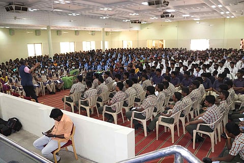 கோவில்பட்டி நேஷனல் பொறியியல் கல்லூரியில் நடைபெற்ற நிகழ்ச்சியில் கலந்து கொண்ட மாணவ-மாணவிகளை படத்தில் காணலாம்.