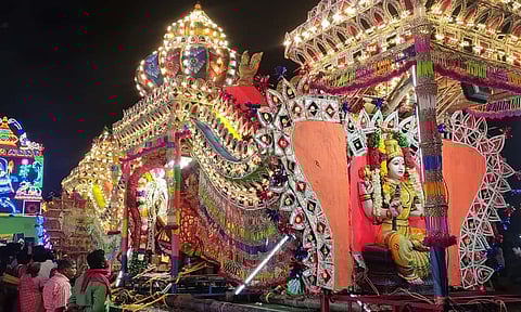 பனித்திட்டு கிராமத்தில் சாமிகளின் முத்து பல்லக்கு வீதியுலா நடந்தது.