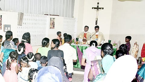 திருப்பலி நடந்தது.