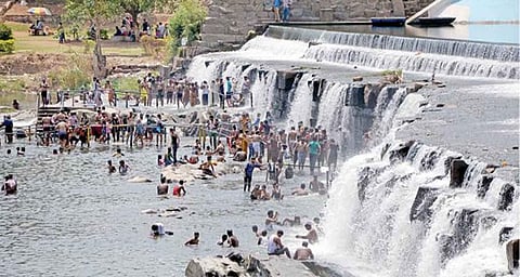 கொடிவேரி அணையில் குளிக்க சுற்றுலா பயணிகளுக்கு அனுமதி