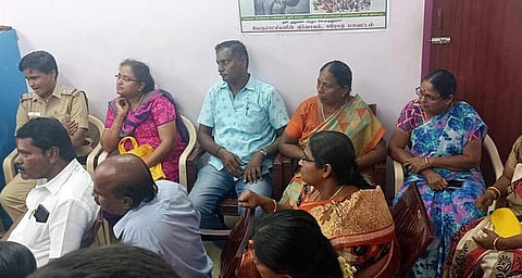 தலைவர், கவுன்சிலர்கள் 6½ மணி நேரம் உள்ளிருப்பு போராட்டம்-பரபரப்பு