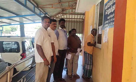 பல்லடத்தில் பொதுமக்கள் வரி செலுத்திய போது எடுத்த படம்.