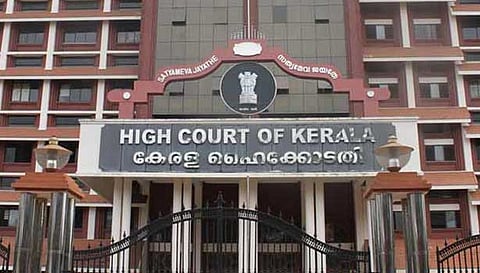ஆபாச உடை அணிந்திருந்ததால் குறிப்பிட்ட சட்டப்பிரிவு பொருந்தாது - எழுத்தாளருக்கு ஜாமீன் வழங்கியது கோர்ட்