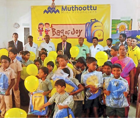 புத்தக பையுடன் மாணவர்கள்.