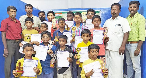 போட்டியில் வெற்றி பெற்ற மாணவ-மாணவிகள்.
