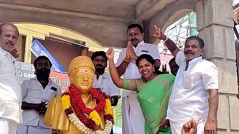 எம்.ஜி.ஆர். சிலைக்கு மாலை அணிவித்த ஓ.பி.எஸ். அணியினர்.