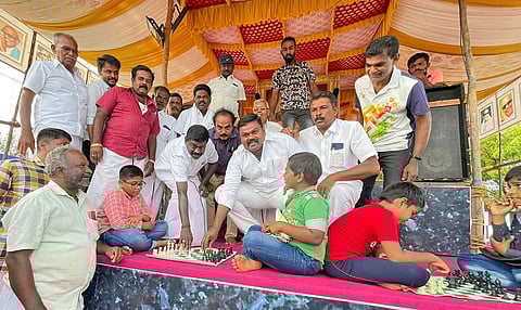 போட்டியை மாவட்ட செயலாளர் சிவபத்மநாதன்,ராஜா எம்.எல்.ஏ. ஆகியோர் தொடங்கி வைத்த காட்சி.