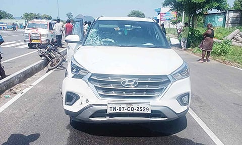 விபத்தை ஏற்படுத்திய காரை படத்தில் காணலாம்.