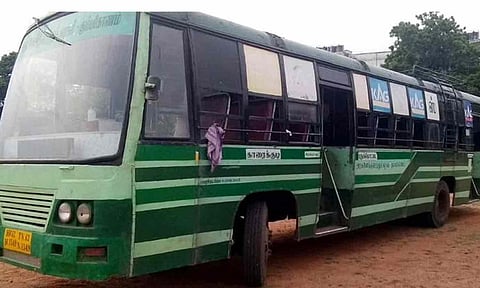 பேருந்துகளில் பெண் பயணிகளை ஆண் பயணிகள் முறைத்து பார்க்க கூடாது: மோட்டார் வாகன விதியில் திருத்தம்