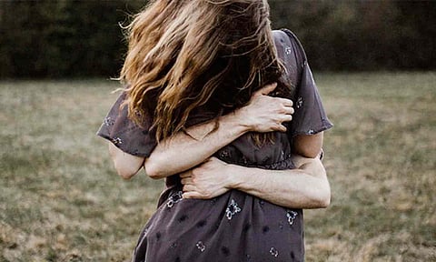 விளையாட்டாக கட்டி அணைத்ததில் விலா எலும்பு உடைந்தது: நண்பர் மீது வழக்கு தொடர்ந்த இளம்பெண்